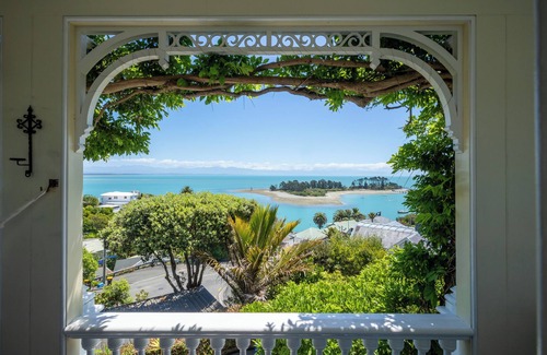 Britannia Heights Apartment | 'Middle Earth - Te Whare Rangi' - Private Room in Nelson Waterfront