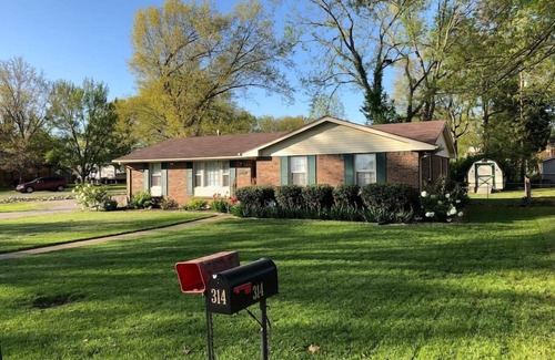 Bowling Green House | Middle of it all 3 Beds w/1 King Bed