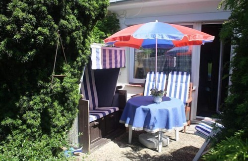 Tossens House | Middle row house near the beach, quiet location but in the middle of life