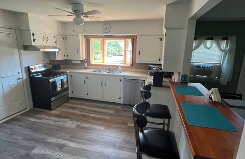Newport East House | Middletown-Newport Cozy Ranch