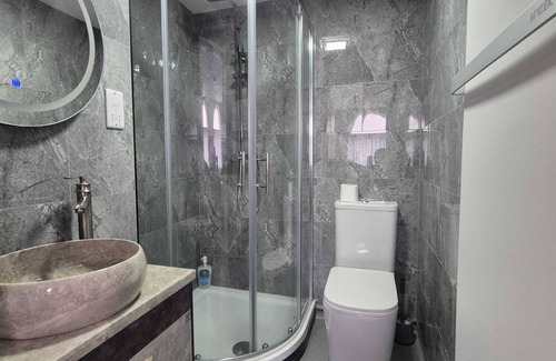 Hull House | Midland Apartment 8