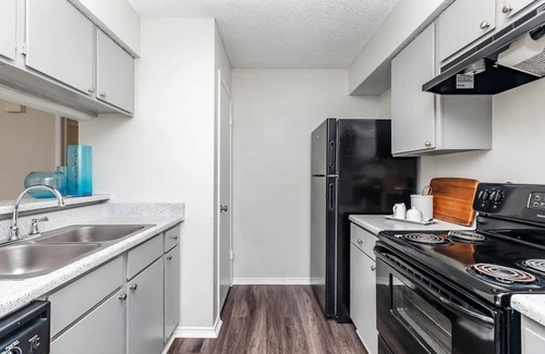 Medical Center District Apartment | Midnight & Gold Retreat/Medical Center & SeaWorld