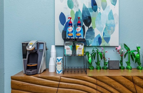 Medical Center District Apartment | Midnight & Gold Retreat/Medical Center & SeaWorld