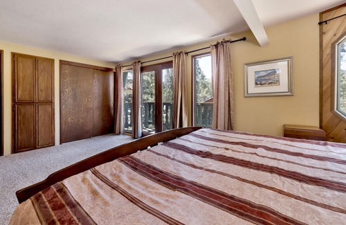 Fox Farm Cabin | Midnight Howl Family Chalet~ Central Fox Farm Cabin~