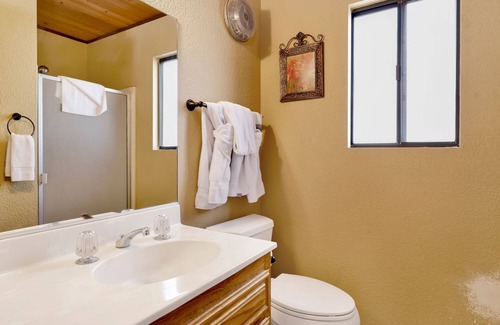 Fox Farm Cabin | Midnight Howl Family Chalet~ Central Fox Farm Cabin~