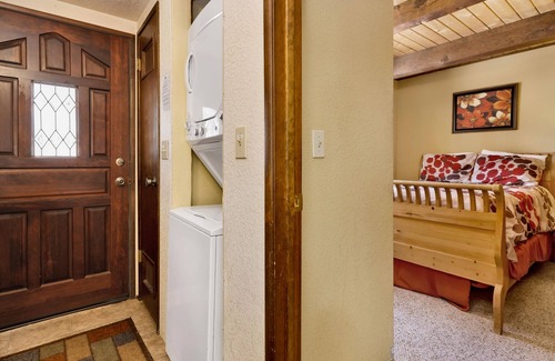 Fox Farm Cabin | Midnight Howl Family Chalet~ Central Fox Farm Cabin~