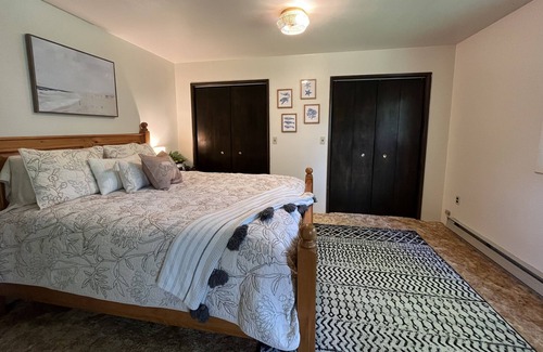 Homer House | MIDNIGHT SUN MANOR, MINUTES FROM DOWNTOWN, BAYVIEW, SAUNA, DECK, PET ON APPROVAL