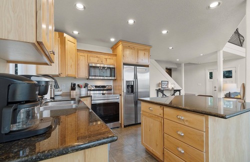 Ocean Park House | MidTerm Only, Pets OK, Walk to Beach (Watch)