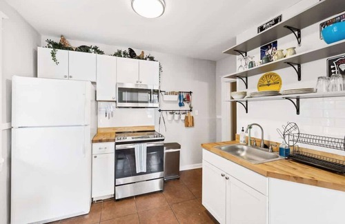 Midtown Apartment | Midtown 2-Bedroom 1,000 sqft Apartment