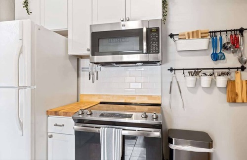Midtown Apartment | Midtown 2-Bedroom 1,000 sqft Apartment