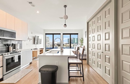 Home Park Apartment | Midtown Luxury in the Sky w/Dual Skyline View! Eatery’s, nightlife, and safety!