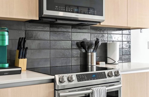 Home Park Apartment | Midtown Luxury in the Sky w/Dual Skyline View! Eatery’s, nightlife, and safety!