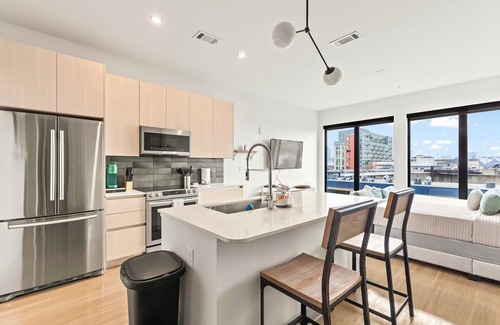 Home Park Apartment | Midtown Luxury in the Sky w/Dual Skyline View! Eatery’s, nightlife, and safety!