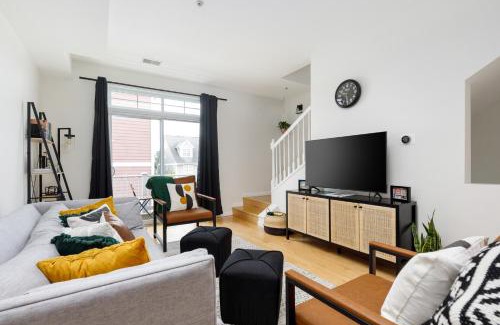 Traverse City Apartment | Midtown Modern - urban condo walkable to bars and beach