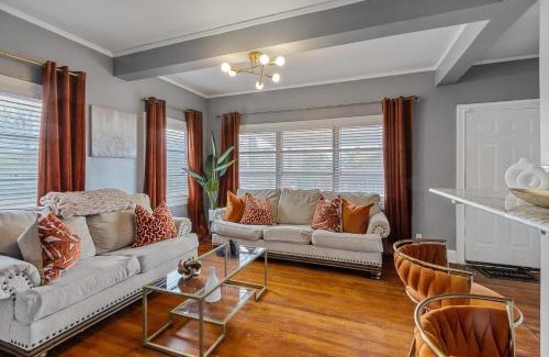 Vollintine-Evergreen House | Midtown Retreat, 4mi to Downtown & Large Private Deck