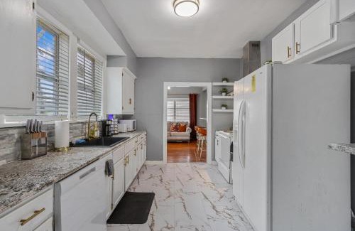 Vollintine-Evergreen House | Midtown Retreat, 4mi to Downtown & Large Private Deck