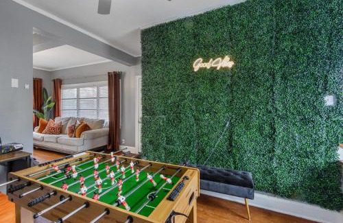 Vollintine-Evergreen House | Midtown Retreat, 4mi to Downtown & Large Private Deck