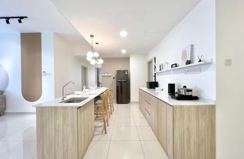 Central District Apartment | Midvalley Mosaic Southkey Muji w 3BR bathtub by Our Stay
