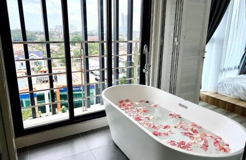 Central District Apartment | Midvalley Mosaic Southkey Muji w 3BR bathtub by Our Stay