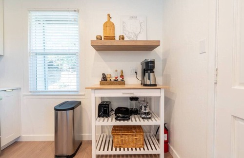Benicia House | Midway Napa and SF - 5G Wi-Fi & private yard