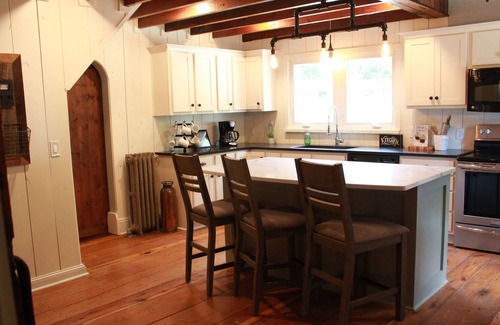 Peninsula House | Midwestern Farm Home Fully Complemented With A Complete And Modern Restoration.