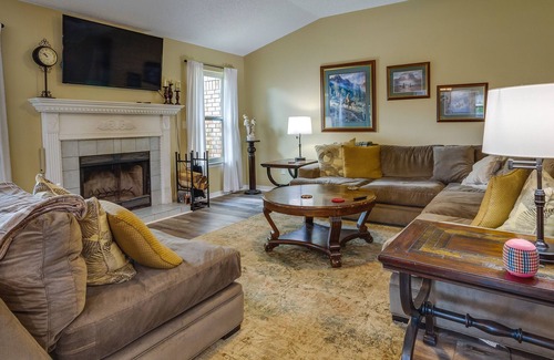 Milton House | 'Mike’s Place' Spacious Home, Private Yard & Pool