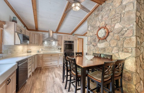 Blairsville House | Miles Away Lakehouse- 3/2 with lake frontage, boat dock, newly renovated kitchen