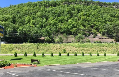 Milford House | Milford's Ultimate Relaxation: Free Parking Near Delaware River
