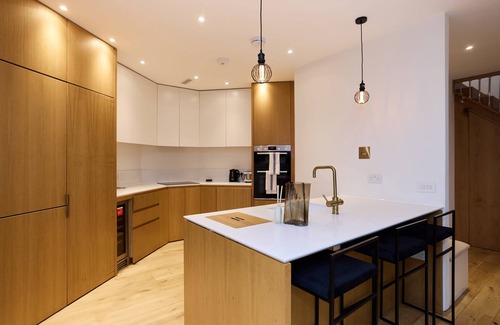 Whittington Apartment | Mill Hill Mews Home with Garden