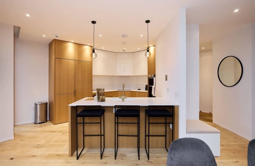 Whittington Apartment | Mill Hill Mews Home with Garden