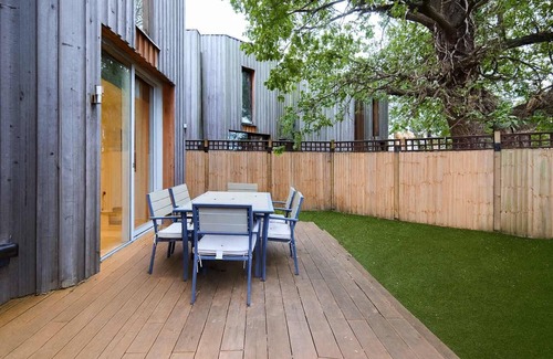 Whittington Apartment | Mill Hill Mews Home with Garden