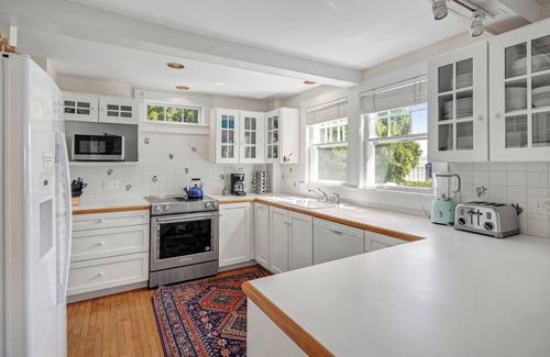 Vineyard Haven House | Mill Hill - Walking Distance From Town And Ferry With Ocean View
