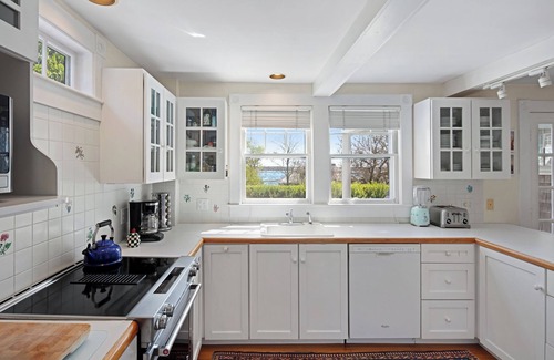 Vineyard Haven House | Mill Hill - Walking Distance From Town And Ferry With Ocean View