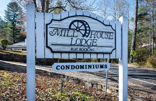 Flat Rock House | Mill House Lodge -NEW King Bed, overlooks Lake and Pool