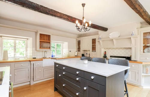 Preston House | MILL HOUSE, pet friendly, character holiday cottage in Chipping