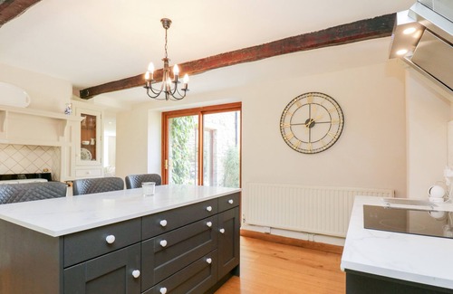Preston House | MILL HOUSE, pet friendly, character holiday cottage in Chipping