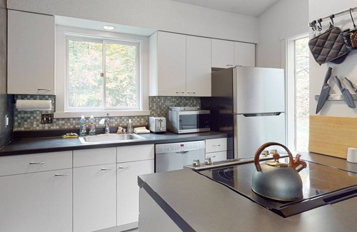 Quechee House | Mill Run getaway near Quechee Club & Main Street - mountain view, fireplace & AC