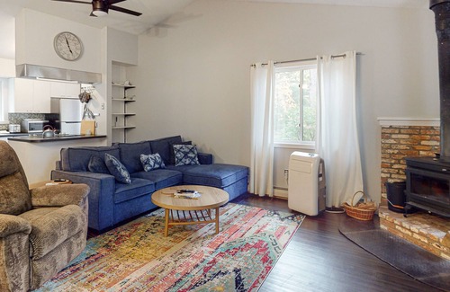 Quechee House | Mill Run getaway near Quechee Club & Main Street - mountain view, fireplace & AC