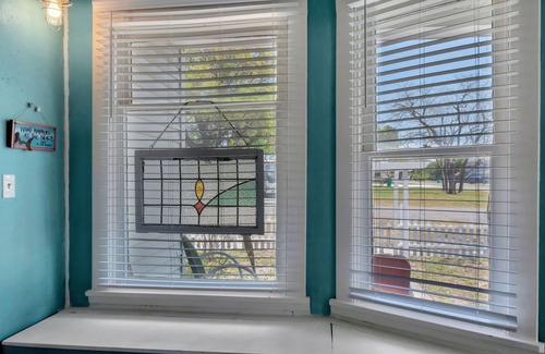 Aransas Pass House | Miller"s Shabby Chic Coast 5 bedroom house blocks from downtown