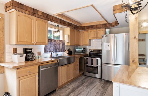 Baring Cabin | Millie's charming pet friendly cabin w/wifi, fenced yard by hikes & Stevens Pass