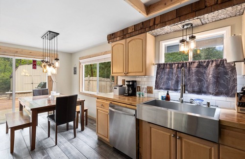 Baring Cabin | Millie's charming pet friendly cabin w/wifi, fenced yard by hikes & Stevens Pass