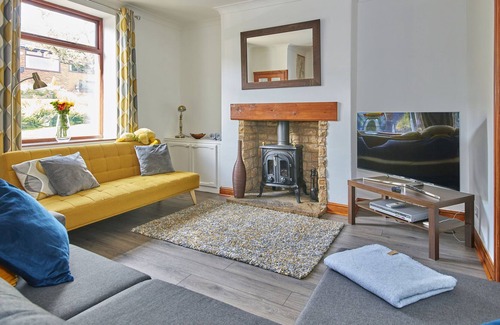 Oldham Cottage | MILLIE'S COTTAGE, pet friendly, with a garden in Greenfield