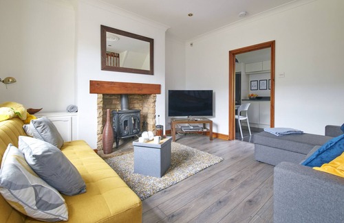 Oldham Cottage | MILLIE'S COTTAGE, pet friendly, with a garden in Greenfield