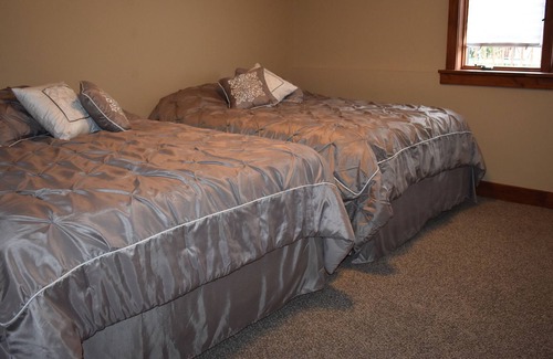 Highland House | MILLION DOLLAR HOME 1800 SQ. FT 2 BDRM 1 BATH