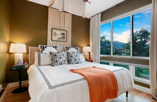 Golden House | Million Dollar Rooftop MTN Views -2 King Beds-DT Golden