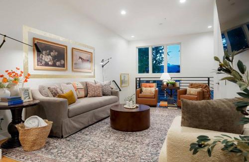 Golden House | Million Dollar Rooftop MTN Views -2 King Beds-DT Golden