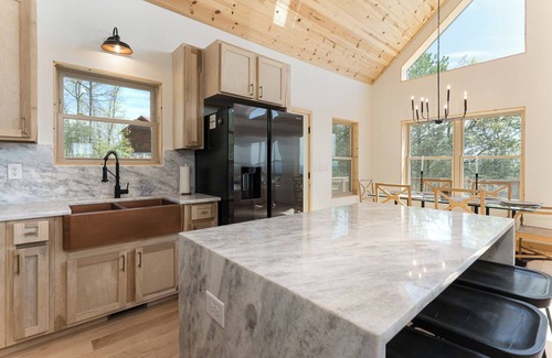 Murphy Cabin | Million Dollar Views - 15 minutes to downtown & Casino