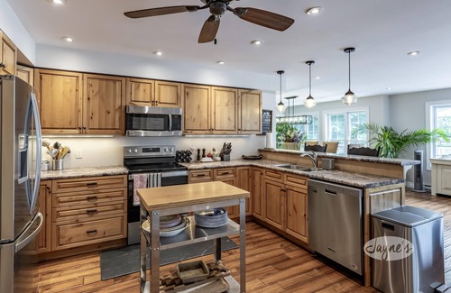 Windermere Cottage | Million Dollar Views! 4bdrm 3bath Cottage on 3 Mile Lake-Hot Tub! Rooftop Deck!