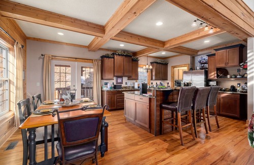 Waynesville Cabin | Million Dollar Vista! Smoky Mts/Blue Ridge Pkwy-Hot Tub-Jacuzzi Tub-Pet Friendly