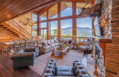 Gatlinburg - Pigeon Forge House | Million Views Hot Tub Game Room Sleeps 25